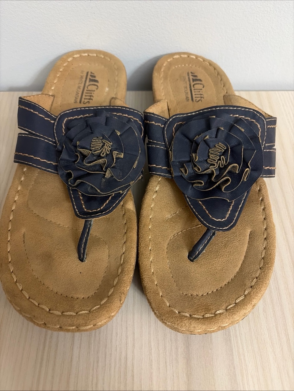 White Mountain women’s Navy and Tan Suede Sandal size 7.5